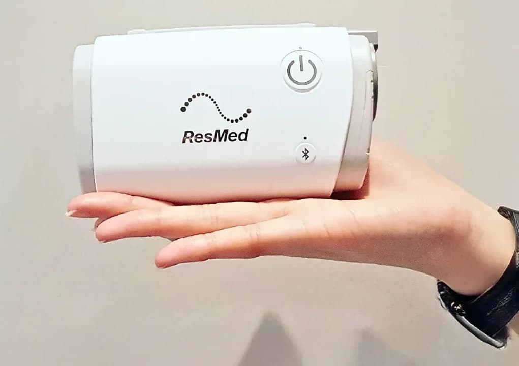 מכשיר CPAP נייד ResMed AirMini בכף יד